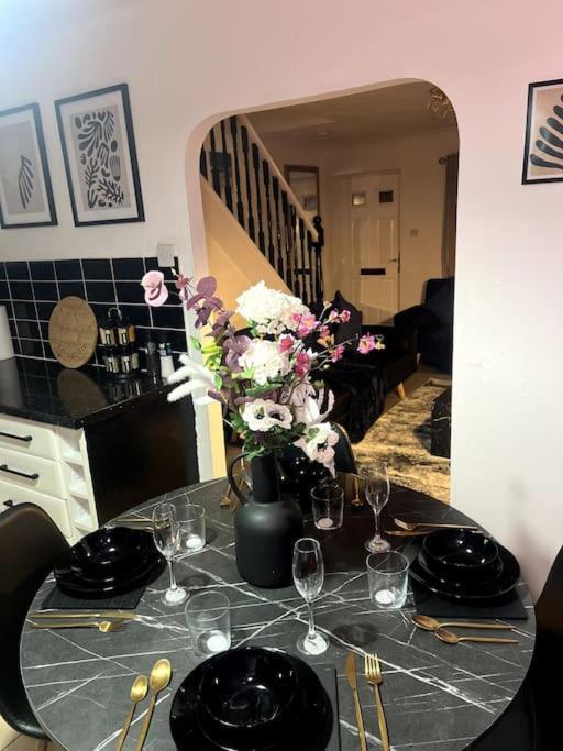 Farnworth Beautiful House Off-Road Free Parking 빌라 외부 사진